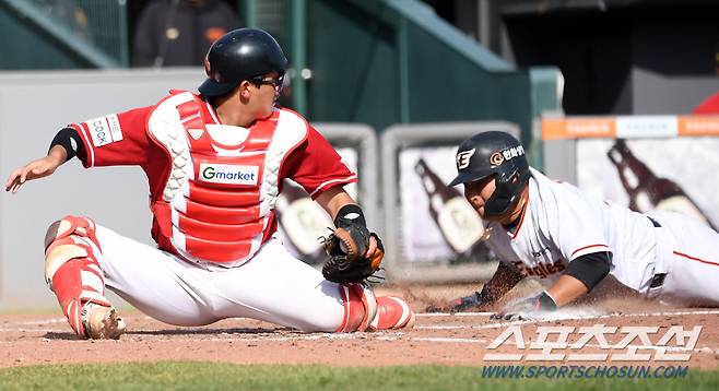 포수 태그 보다 먼저 홈을 쓸고 들어오는 김태연