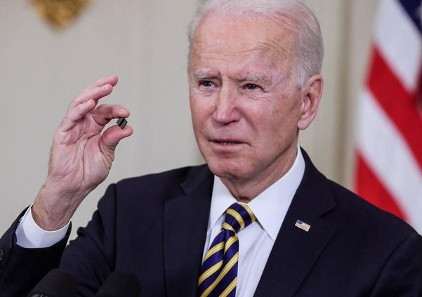 조 바이든 대통령이 반도체 칩을 들어 보이고 있는 모습. /EPA