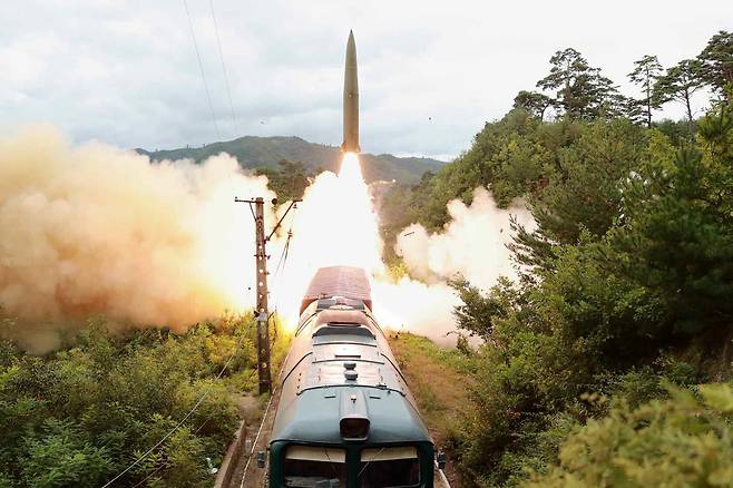 북한이 열차에 설치된 발사대에서 미사일을 발사하는 장면. 북한은 미사일 발사 플랫폼을 다양하게 늘려가고 있다. /조선중앙통신