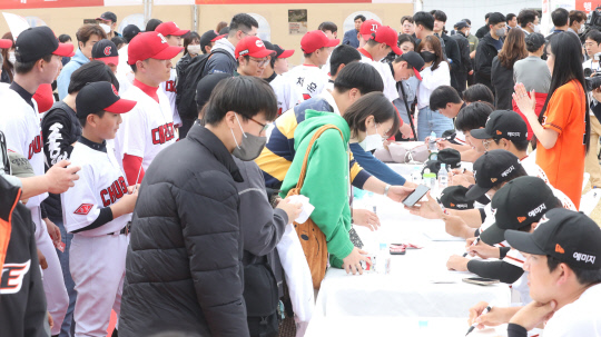 베이스볼 드림파크 건립 행사가 22일 대전 중구 한밭종합운동장 보조경기장 부지 내에서 열린 가운데 한화이글스팬사인회가 진행되고 있다.