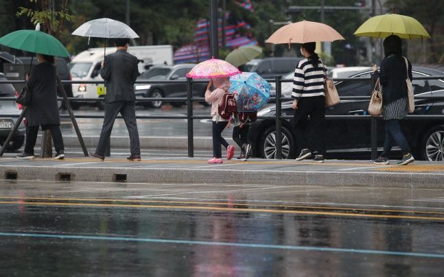 서울 종로구 광화문네거리에 우산을 쓴 시민들이 발걸음을 재촉하고 있다. ⓒ데일리안DB