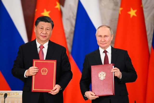 시진핑(왼쪽) 중국 국가주석과 블라디미르 푸틴 러시아 대통령이 21일(현지시간) 모스크바 크렘린궁에서 ‘중러 신시대 전면적 전략협력동반자 관계 심화에 관한 공동성명’에 서명 후 기념 촬영하고 있다. 2023.03.22. AP/뉴시스