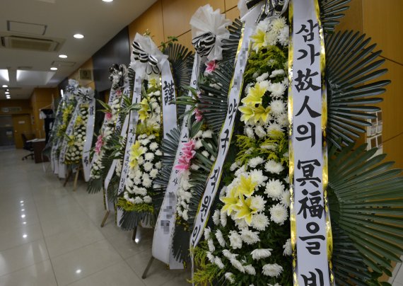 서울 시내의 한 장례식장에 근조화환들이 놓여있다. /뉴스1