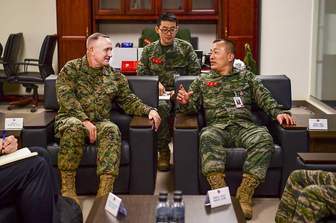 김계환(오른쪽)해병대사령관과 윌리엄 져니(왼쪽) 미 태평양 해병부대 사령관이 22일 캠프무적 접견실에서 대담하고 있다. 사진=해병대 제공