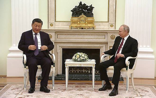 20일(현지시각) 러시아 모스크바 크렘린에서 시진핑 중국 국가주석(왼쪽)과 블라디미르 푸틴 러시아 대통령이 나란히 앉아 있다. 모스크바/UPI 연합뉴스