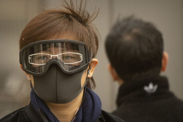 베이징에 최악의 황사가 덮친 22일 한 시민이 고글과 마스크를 쓰고 있다. 베이징/AP 연합뉴스