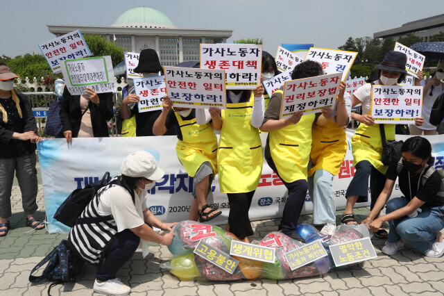 2020년 6월16일 가사노동자들이 제9회 국제 가사노동자의 날을 맞아 서울 영등포구 국회의사당 앞에서 기념 기자회견을 열어 코로나19로 인해 재난 사각지대에 몰린 가사노동자의 법적 권리와 생계 보장을 촉구하고 있다. 백소아 기자 thanks@hani.co.kr