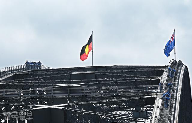 하버브리지 등정은 시드니 관광의 핵심으로 꼽힌다. 높이 130m 아치 꼭대기에 두 개의 호주 국기(공식 깃발과 선주민을 상징하는 깃발)가 걸려 있다.