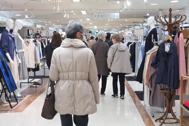 게이오백화점 4층 여성 패션 매장에서 고령 소비자들이 상품을 둘러보고 있다. 도쿄=이현주 기자