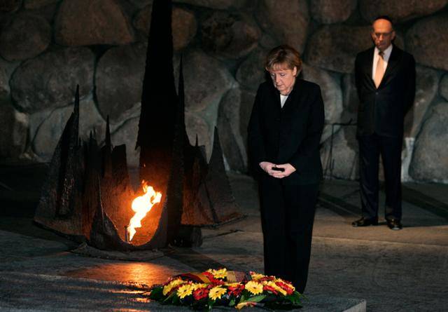 2008년 이스라엘을 방문한 앙겔라 메르켈 독일 총리가 예루살렘의 홀로코스트 기념관에서 희생자들을 위해 묵념하고 있는 모습. 연합뉴스