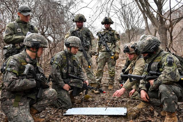 육군이 지난 13일부터 강원도 인제 육군과학화전투훈련단에서 미군 대대급 부대가 최초로 참가한 FS/TIGER 한미 연합 KCTC훈련을 실시하고 있다고 20일 밝혔다. 사진은 한미 장병들이 전술토의를 하는 모습. 육군 제공