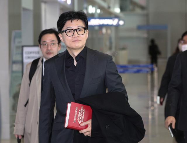 한동훈 법무부 장관이 7일 오전 인천국제공항 2터미널에서 가칭 '출입국·이민관리청' 신설 관련 이민 선진국 방문을 위해 출국하고 있다. 뉴스1