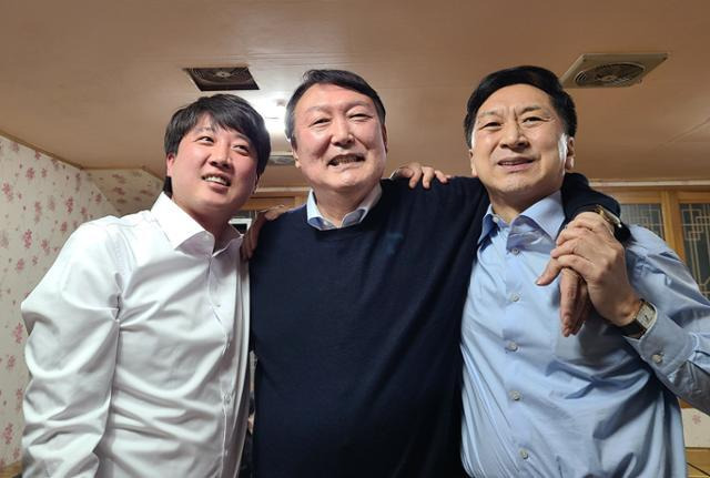 2021년 12월 3일 당시 이준석 국민의힘 당대표(왼쪽부터)와 윤석열 대선후보, 김기현 원내대표가 울산 울주군 언양읍의 한 식당에서 만찬 회동 후 포즈를 취하고 있다. 뉴시스 자료사진