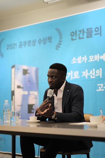 2021년 공쿠르상을 수상한 작가 모하메드 음부가르 사르가 22일 서울 마포구에서 열린 기자간담회에서 자신의 문학관에 대해 설명하고 있다. 엘리 제공