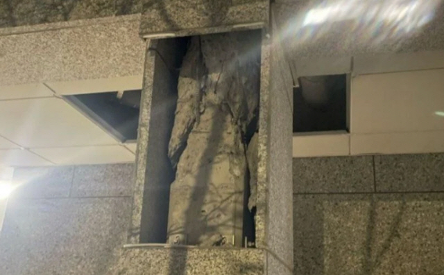 지난 21일 서울시에 따르면 전날 오후 서울시 중구 서울역 인근 아파트의 발코니 하부 날개벽 일부분과 필로티 등에 균열이 발생했다는 신고가 접수됐다./사진=SNS