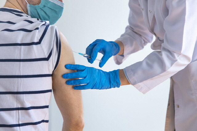HPV 백신 무료접종 대상을 남성으로 확대할 경우, 비용 효과성이 없다는 연구 결과가 나왔다.   /게티이미지뱅크