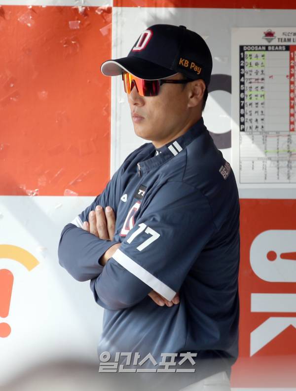2023 KBO 시범경기 두산 베어스와 KT 위즈의 경기가 21일 오후 수원 kt위즈파크에서 열렸다. 두산 이승엽 감독이 더그아웃에서 경기를 지켜보고있다. 수원=정시종 기자 capa@edaily.co.kr /2023.03.21.