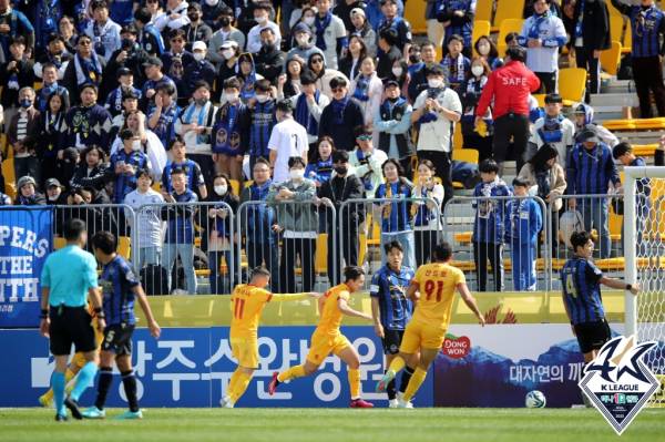 지난 18일 광주축구전용구장에서 열린 광주FC전에서 엄지성에게 실점을 허용한 뒤 아쉬워하고 있는 인천유나이티드 선수들과 팬들. 사진=프로축구연맹