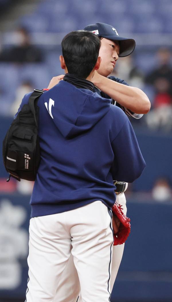 지난 6일 오사카돔에서 열린 WBC 한국 대표팀과 일본 오릭스와의 연습경기. 한국 고우석이 8회 말 어깨 통증을 호소하고 있다. [연합뉴스]