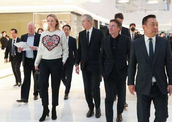 글로벌 명품 그룹 루이비통모에헤네시(LVMH)의 베르나르 아르노 총괄회장이 21일 오후 서울 여의도 더현대서울을 찾아 김현종(가운데 뒤) 현대백화점 대표, 딸 델핀 아르노 디올 글로벌 CEO 등과 함께 디올 매장으로 향하고 있다. [사진=뉴시스]