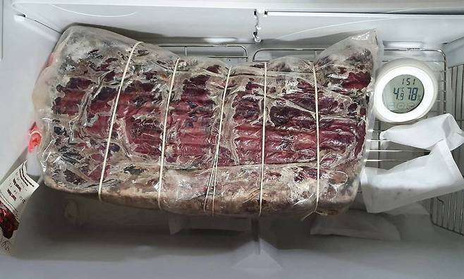 일반 냉장고에서 고기를 드라이 에이징하는 모습, 출처: 가이버스
