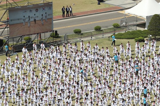 지난 2018년 국회 잔디광장에서 열린 태권도 평화의 함성에 참여한 8000여 명의 태권도인들. 연합뉴스