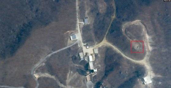 20일 북한 평안북도 철산군 동창리 엔진시험장 일대를 촬영한 위성사진. 미국의 위성사진 분석 전문가들은 야산 한 가운데 넓은 지대에 검은색 점으로 된 것을 미사일 사일로 추정 시설로 판독했다. VOA 화면 캡처