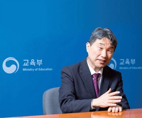 이주호 교육부 장관 겸 사회부총리는 “교육분야 5대 국정과제 중 국가책임 돌봄, 디지털 혁신, 대학 개혁이 가장 시급하고 중요한 정책”이라고 말했다.