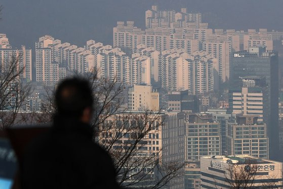 서울 중구 남산에서 바라본 도심 아파트 단지 모습. 뉴스1