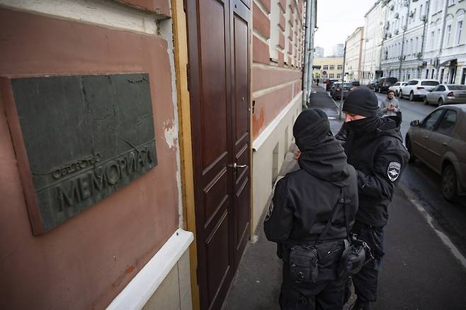러시아 경찰관들이 21일(현지시간) 러시아 모스크바 메모리알 사무실 앞에 서 있다. 러시아 수사당국은 이날 메모리알 사무실과 관련자들에 대한 압수수색을 진행했다. AP연합뉴스
