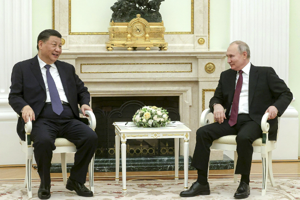 시진핑(왼쪽) 중국 국가주석과 블라디미르 푸틴 러시아 대통령이 20일(현지시간) 모스크바 크렘린궁에서 비공식 회담을 하고 있다. 두 정상은 공식 회담에 앞서 4시간30분가량 비공개로 진행된 이 회담에서 우크라이나 전쟁 문제와 양국 협력 방안 등을 논의했다. AP연합뉴스
