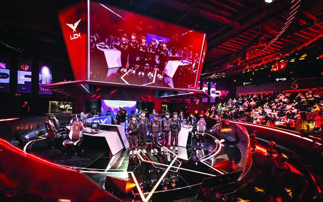 ‘LoL 챔피언스 코리아(LCK)’ 스프링 시즌 정규 리그가 지난 19일 마무리됐다. 최종전에서 농심을 잡고 17승1패, 1위로 정규 리그를 마친 T1 선수단이 팬들에게 인사하고 있다. LCK 제공