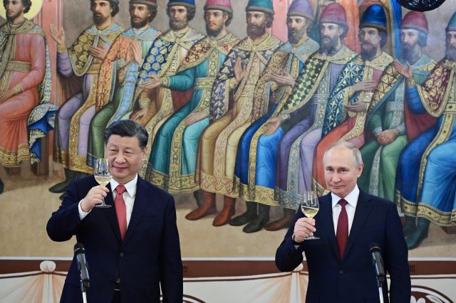 시진핑 중국 국가주석(왼쪽)과 블라디미르 푸틴 러시아 대통령이 21일(현지시간) 모스크바 크렘린 내 그라노비타야궁에서 열린 공식 만찬에서 축배를 들고 있다. AP연합뉴스