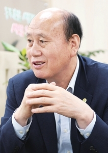 22일 박형덕 동두천시장이 경기일보와의 인터뷰에서 동두천의 암담한 현실에 대해 토로하고 있다. 이다빈기자