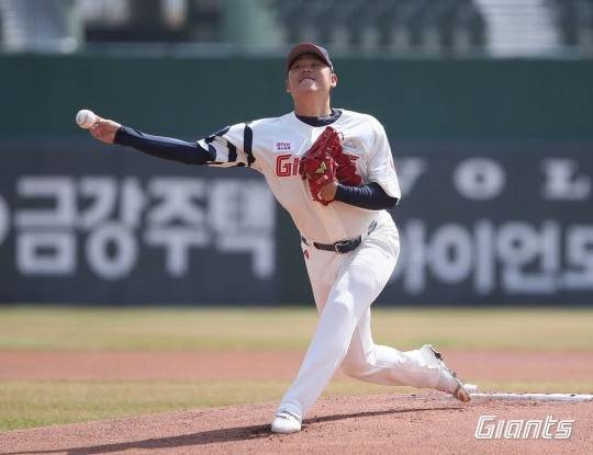 뒤늦게 FA로 합류한 한현희는 시범경기서 롯데에 유일한 승리를 안겼다.