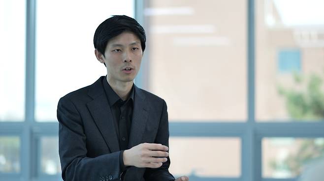 광주과학기술원 AI 대학원 법정책연구실 박도현 교수가 21일 매일경제와 인터뷰에서 인공지능의 윤리·법적 책임에 대해 설명하고 있다. [사진 제공=광주과학기술원]