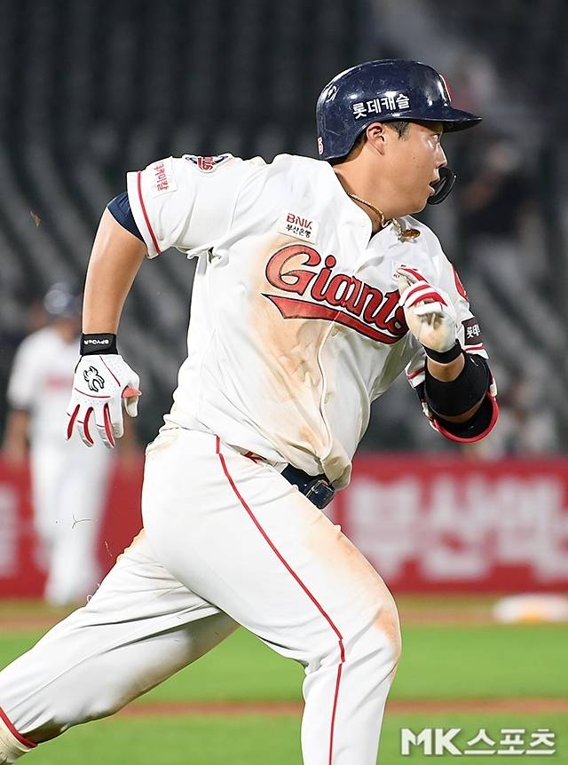 한동희가 조금씩 4번 타자 다운 모습을 보이고 있다.           사진=천정환 기자