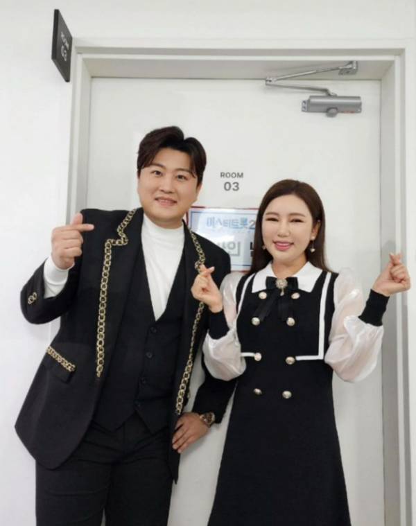 가수 송가인이 최근 확산된 '가수 김호중과 결혼설' 가짜뉴스에 대해 해명했다. 사진은 김호중(왼쪽)과 송가인. /사진=송가인 인스타그램