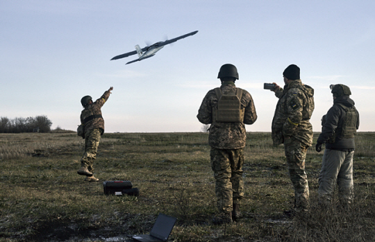 지난해 12월 러시아가 점령한 도네츠크 지역에서 우크라이나 병사들이 드론을 날리고 있다. AP 뉴시스
