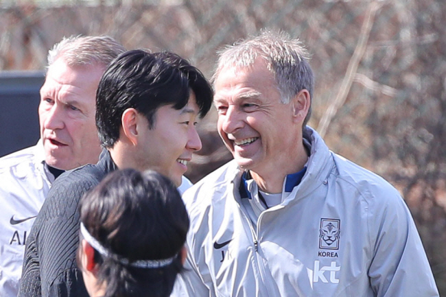 위르겐 클린스만(오른쪽) 감독과 손흥민(왼쪽)이 21일 파주 NFC에서 열린 축구대표팀 훈련에서 미소를 짓고 있다.  뉴시스