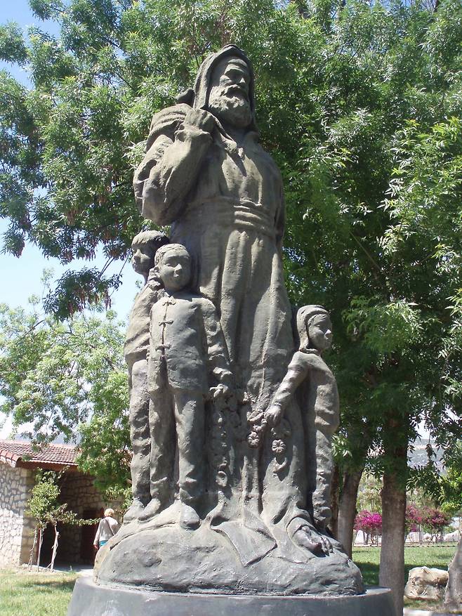 안탈리아에 있는 산타크로스 실존 인물, 산타니콜라스 주교 교회앞 동상