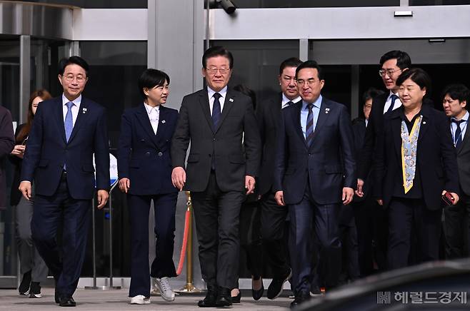 더불어민주당 대일굴종외교 규탄 태극기달기 운동 행사가 22일 서울 영등포구 여의도 국회 본청 앞에서 열려 이재명 대표를 비롯한 지도부가 참석하고 있다. 임세준 기자