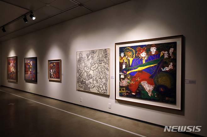 [서울=뉴시스] 박진희 기자 = 한국채색화 남녀 대가 그대로 박생광(1904~1985)과 우향 박래현(1920~1976)의 작품을 한자리에 보여주는 대형 기획전 '한국화 대가 박생광·박래현 2인전-위대한 만남, 그대로·우향' 전시가 7일 서울 서초구 예술의전당 한가람미술관에서 개막했다.  사진은 그대로 박생광 화백의 '무당'(오른쪽). 2023.03.07. pak7130@newsis.com