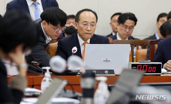 [서울=뉴시스] 추상철 기자 = 추경호 경제부총리 겸 기획재정부 장관이 22일 오전 서울 여의도 국회에서 열린 기획재정위원회 전체회의에 출석해 있다. 2023.03.22. scchoo@newsis.com