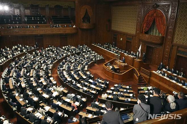 [도쿄=AP/뉴시스]기시다 후미오 일본 총리가 지난 1월 중의원에서 열린 국회에서 연설하는 모습. 2023.03.22.