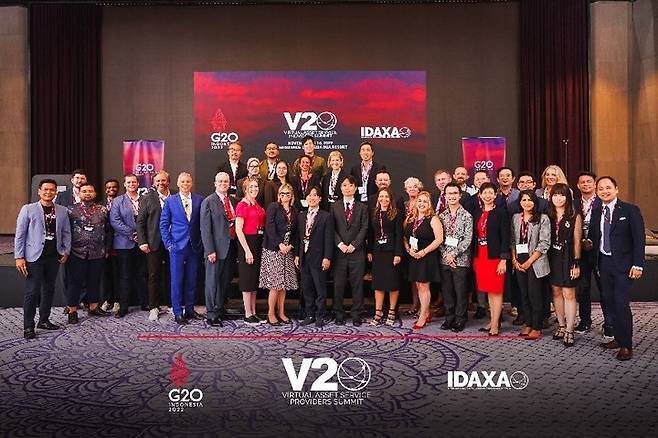 2022년 11월 G20 정상회의 중 V20 정상회의 사진. 앞줄 정중앙에 위치한 전중훤 IDAXA 신임 회장.  (사진 제공=한국블록체인협회) *재판매 및 DB 금지