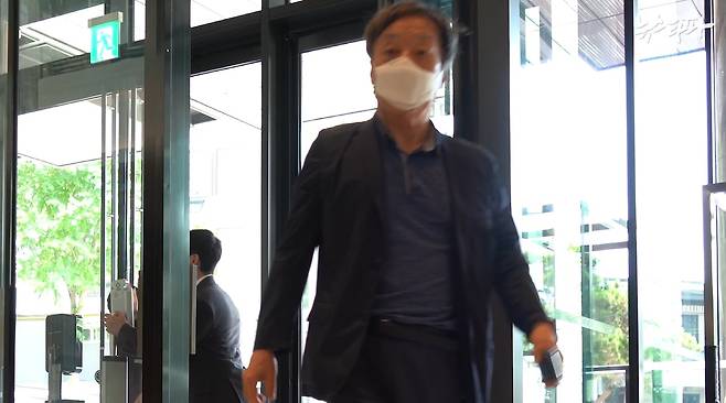 윤우진 전 용산세무장은 자신의 뇌물 사건 관련 2015년 검찰로부터 무혐의 처분을 받았지만 6년 만에 재수사가 이뤄져 2021년 구속기소됐다.&nbsp;