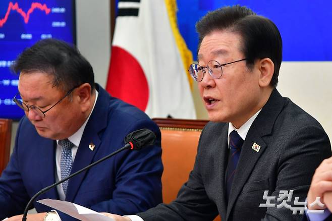 더불어민주당 이재명 대표가 22일 서울 여의도 국회에서 열린 민생 4대 폭탄 대응단 출범회의에서 발언을 하고 있다. 윤창원 기자