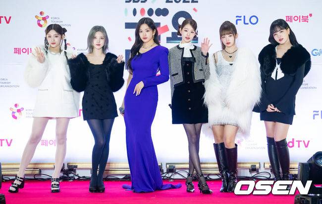 [OSEN=민경훈 기자] 24일 오후 서울 구로구 고척스카이돔에서 2022 SBS 가요대전 레드카펫 포토월 행사가 열렸다.샤이니 키, 아스트로 차은우, 아이브 안유진이 진행하는 올해 가요대전 라인업에는 엔시티 127, 엔시티 드림, 더보이즈, 프로미스나인, 스트레이 키즈, (여자)아이들, 에이티즈, 있지, 투모로우바이투게더, 크래비티, 에스파, 엔하이픈, 아이브, 엔믹스, 템페스트, 르세라핌, 뉴진스가 이름을 올렸다. 스페셜 가수로는 역주행 신화를 만들고 있는 윤하와 자우림, 십센치&nbsp;등이 출연해 특급 컬래버레이션 무대를 선보인다.아이브 (IVE)가 포토월로 입장하며 포즈를 취하고 있다. 2022.12.24 / rumi@osen.co.kr