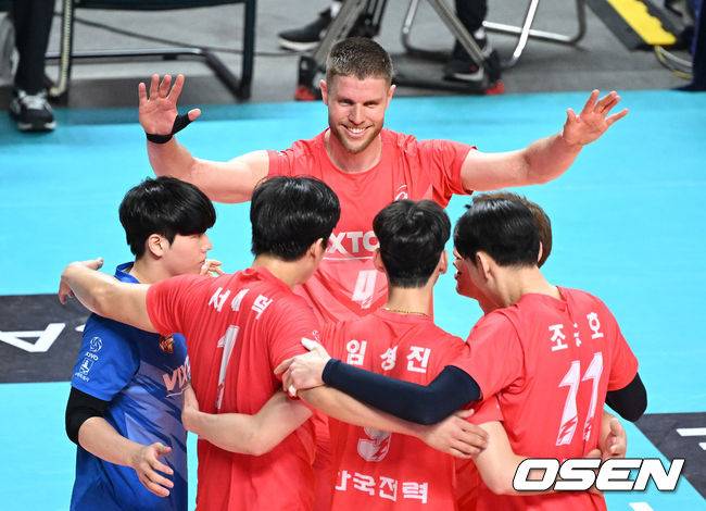 [OSEN=장충, 이대선 기자] 22일 서울 장충체육관에서 도드람 2022-23 V-리그 남자부 준플레이오프를 우리카드와 한국전력의 경기가 열렸다.1세트 한국전력 선수들이 득점 후 환호하고 있다. 2023.03.22 /sunday@osen.co.kr